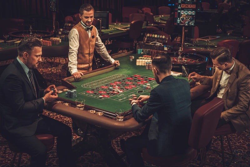 Pinevalleyforge restaurant og et fysisk casino med en nordlys-inspirert fasade sentralt i Oslo
